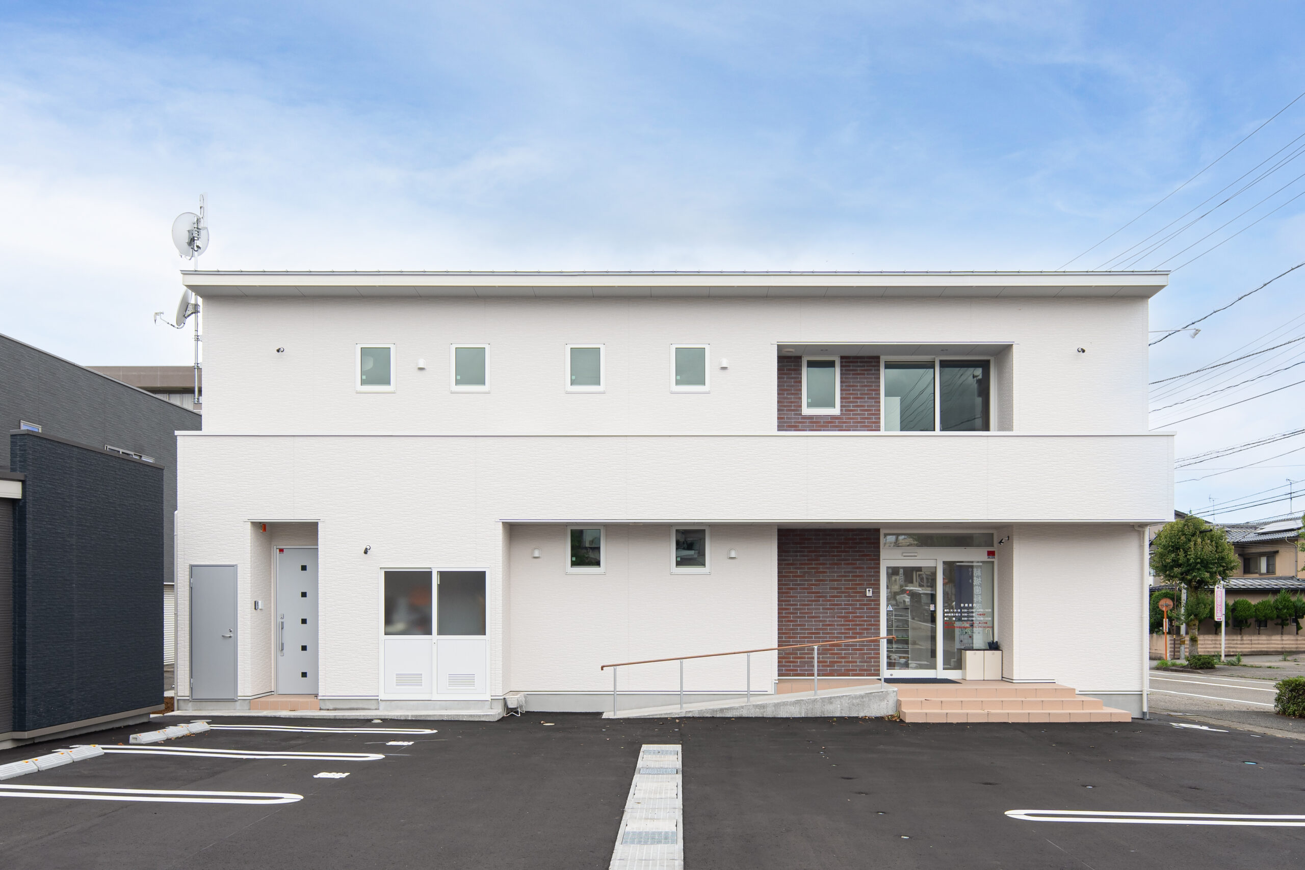 吹き抜けが開放的な歯科医院 │木造化事例